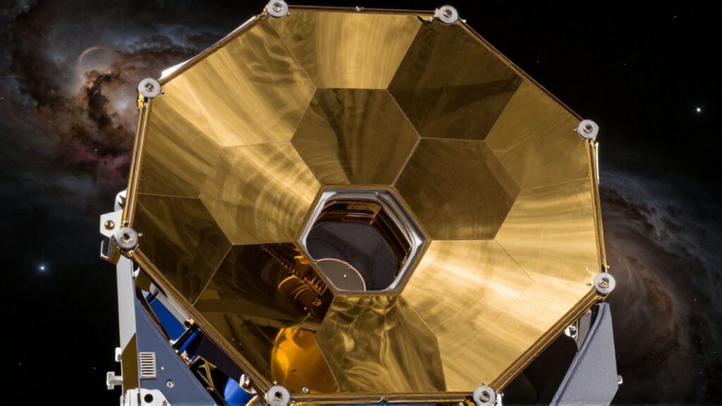 Primer plano de los hexágonos dorados del espejo del telescopio James Webb frente a nebulosas distantes.
