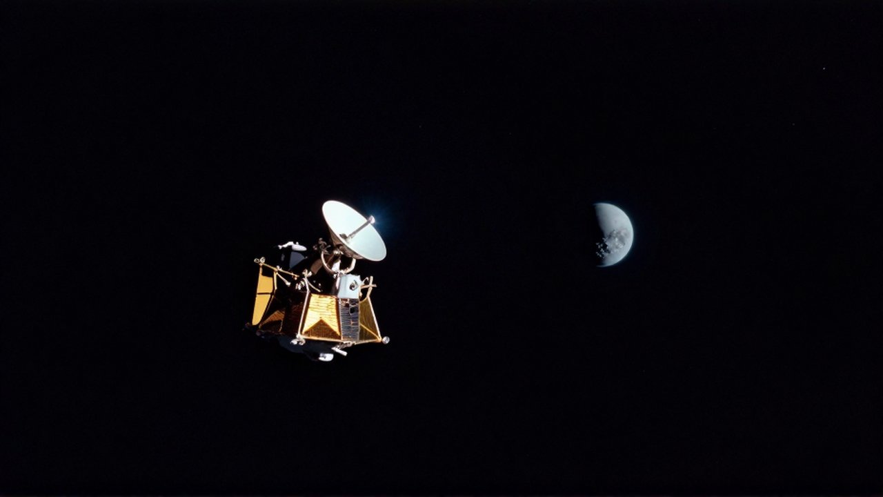 La sonda espacial New Horizons navega por el vacío oscuro hacia la silueta lejana de Plutón.